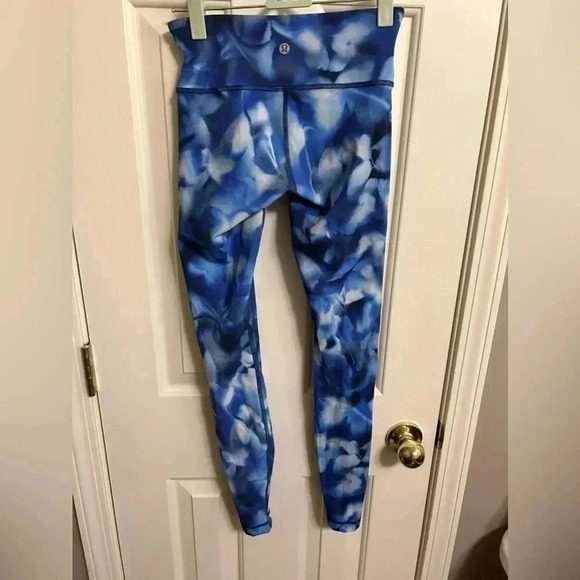 Lululemon 28” Wunder Under LR Tight Lux Blue White Print Size 2 - Picture 3 of 5